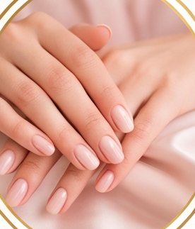 Mãos com unhas feitas em tom nude